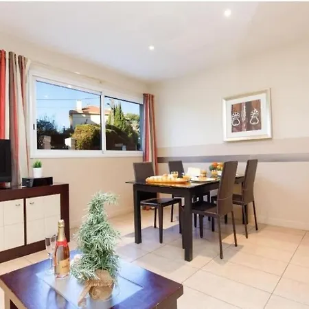 Centre A 5 Mn A Pied Du Palais Et Plages Apartment *